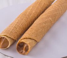 Вафельная трубочка с вареной сгущенкой