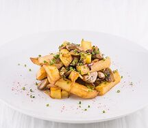 Жареный картофель с луком и грибами