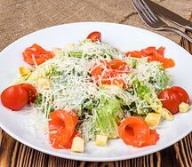 Салат Цезарь с семгой