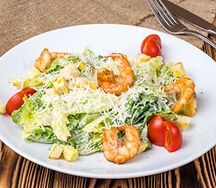 Салат Цезарь с креветками