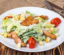 Салат Цезарь с курицей