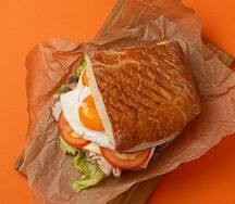 Большой сэндвич с яйцом и индейкой