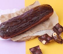 Эклер шоколадный
