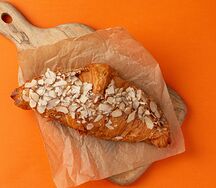 Круассан с миндалем