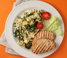 Скрэмбл со шпинатом