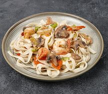 Шаньдунская лапша с креветками и кальмарами