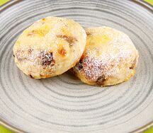 Запеченные сырники с шоколадом, изюмом и бананом