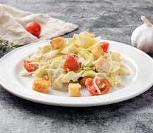 Салат Цезарь с курицей