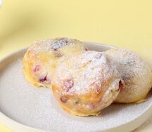 Запеченные сырники с черной смородиной