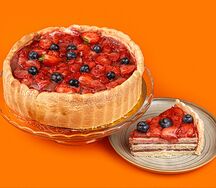 Целый торт Шарлот клубничный