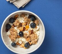 Натуральный творог с гранолой и голубикой