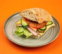 Большой сэндвич с ветчиной и сыром