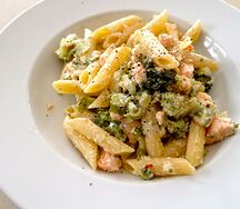 Пенне с семгой и брокколи