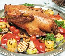 Гусь запеченный с овощами