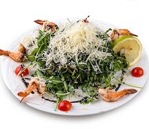 Салат руккола с креветками