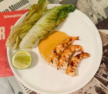 Креветки, карри соус, жареный романо