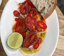 Сардины, запеченный томат 