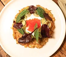 Огромный драник с красной икрой, сметаной и зелеными овощами