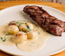 Стриплойн с картофелем и сливочным соусом