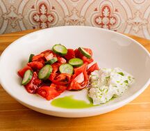 Томаты, маринованный огурец, страчателла