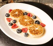 Сырники, сливочная вареная сгущенка, ягоды