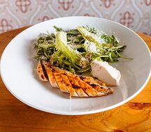 Салат, куриное филе, гренки, дрессинг