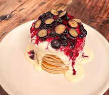 Стопочка оладьев, соус из маскарпоне со сгущёнкой, варенье из чёрной смородины