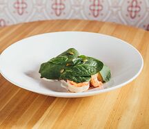 Печёный батат, креветки и страчателла