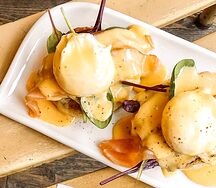 Два яйца бенедикт с лососем на английском маффине