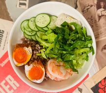 Боул с зеленой гречкой, креветки