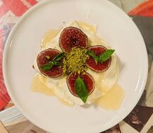 Тост с инжиром и кремом из маскарпоне 