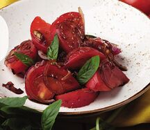 Салат с помидорами и гранатовым соусом