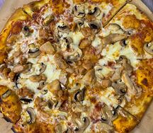 Пицца с курицей и грибами