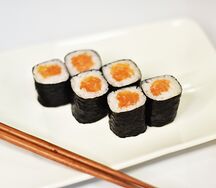 Маки ролл с лососем