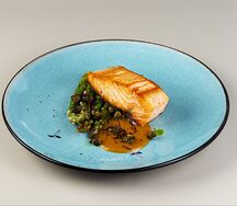 Стейк из лосося со спаржей