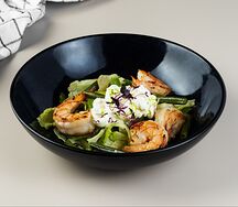 Салат с креветками и сыром страчателла