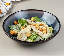 Салат Цезарь с курицей