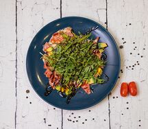 Томаты с авокадо в ореховой заправке