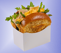 Сэндвич с курицей и спаржей на бриоши