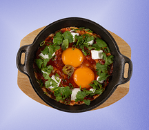 Шакшука с сыром фета, халапеньо и шпинатом