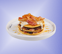 Панкейки с беконом и кленовым сиропом