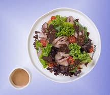 Салат с говядиной и имбирно-чесночной заправкой