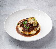 Говяжьи медальоны с оливками и соусом из портвейна