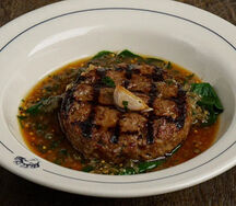 Бифштекс из говядины с соусом шаркутьер