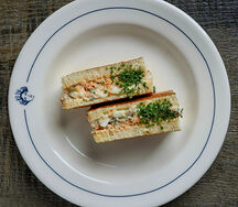 Яичный сэндвич, копченый лосось