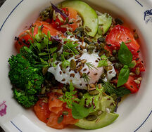 Боул киноа, авокадо, страчателла