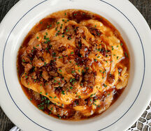 Скрэмбл, жареный картофель, куриная сальсичча