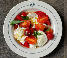 Сладкие томаты и моцарелла