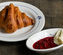 Классический круассан, масло, варенье 