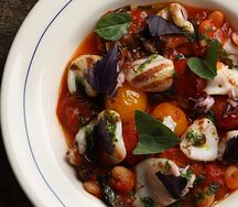 Кальмары гриль с соусом арабьята